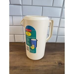 NEW Vintage Medium Rubbermaid 2 1/4 Quarts Drink Pitcher - Ivory with Lid